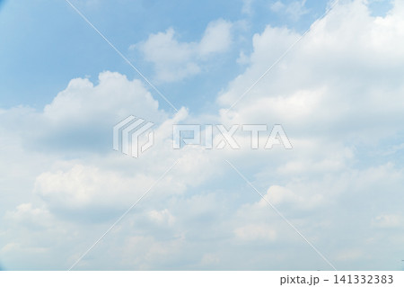猛暑日の雲が多く蒸し暑い夏空 猛暑日の雲が多く蒸し暑い夏空 141332383