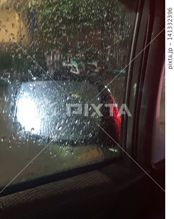 車のサイドミラーについた水滴 車のサイドミラーについた水滴 141332396