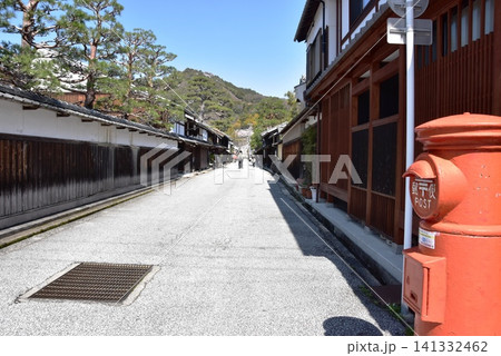 滋賀県近江八幡市 新町通りとレトロな郵便ポストと八幡山 滋賀県近江八幡市 新町通りとレトロな郵便ポストと八幡山 141332462