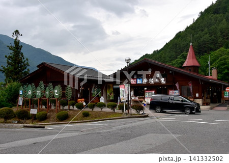 長野県松本市 道の駅風穴の里と山並み 長野県松本市 道の駅風穴の里と山並み 141332502