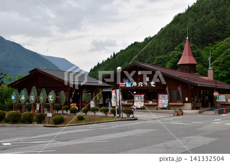 長野県松本市 道の駅風穴の里と山並み 長野県松本市 道の駅風穴の里と山並み 141332504