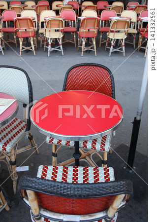 フランス・パリのカフェに並べられた椅子 フランス・パリのカフェに並べられた椅子 141332561
