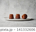 白い皿に乗ったカヌレ 141332606