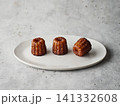 白い皿に乗ったカヌレ 141332608