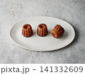 白い皿に乗ったカヌレ 141332609