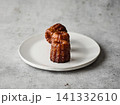 白い皿に乗ったカヌレ 141332610