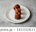 白い皿に乗ったカヌレ 141332611