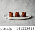 白い皿に乗ったカヌレ 141332613