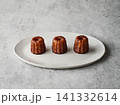 白い皿に乗ったカヌレ 141332614