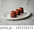 白い皿に乗ったカヌレ 141332615