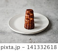 白い皿に乗ったカヌレ 141332618