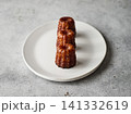 白い皿に乗ったカヌレ 141332619