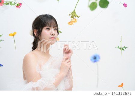 ウェディングドレスを着て花に囲まれる日本人女性 ウェディングドレスを着て花に囲まれる日本人女性 141332675