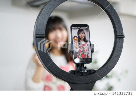スマホでスイーツ撮影をする日本人女性 スマホでスイーツ撮影をする日本人女性 141332738