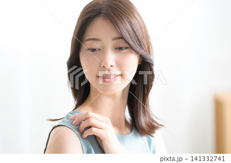 部屋で微笑む日本人女性 部屋で微笑む日本人女性 141332741
