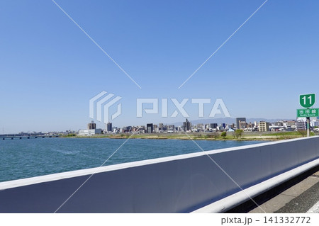 阪神高速道路11号池田線の池田方面車線から淀川右岸を見た風景　大阪市西淀川区 141332772
