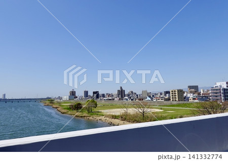 阪神高速道路11号池田線の池田方面車線から淀川右岸を見た風景　大阪市西淀川区 141332774