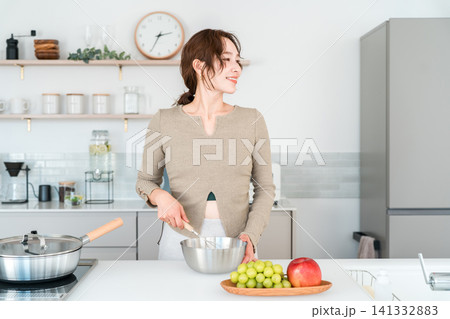 キッチンで朝食を作る,朝ごはんの準備をする女性 キッチンで朝食を作る,朝ごはんの準備をする女性 141332883