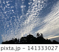 夕暮れ前の空を覆う幻想的なうろこ雲 141333027