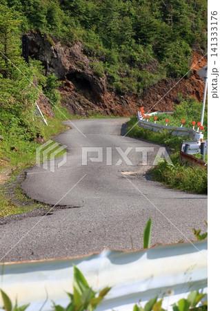 高原へ続く毛無峠の曲がりくねった道路 高原へ続く毛無峠の曲がりくねった道路 141333176