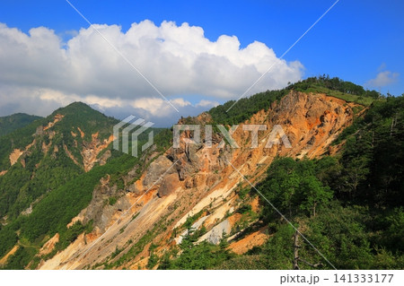 上信越高原に広がる黄土色の山肌と山岳風景 141333177