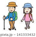 帽子とバックパックを身につけて仲良くハイキングを楽しむ男女のセットイラスト 141333432