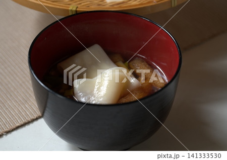 湯気が立ち上る温かい幅広うどん(ひもかわうどん・郷土料理) 湯気が立ち上る温かい幅広うどん(ひもかわうどん・郷土料理) 141333530