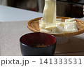 湯気が立ち上る温かい幅広うどん（ひもかわうどん・郷土料理） 141333531