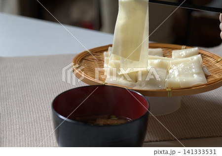 湯気が立ち上る温かい幅広うどん(ひもかわうどん・郷土料理) 湯気が立ち上る温かい幅広うどん(ひもかわうどん・郷土料理) 141333531