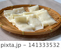 湯気が立ち上る温かい幅広うどん（ひもかわうどん・郷土料理） 141333532