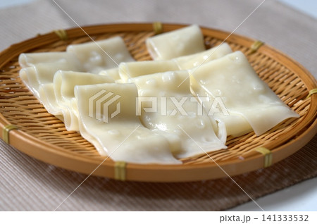 湯気が立ち上る温かい幅広うどん(ひもかわうどん・郷土料理) 湯気が立ち上る温かい幅広うどん(ひもかわうどん・郷土料理) 141333532