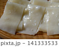 湯気が立ち上る温かい幅広うどん（ひもかわうどん・郷土料理） 141333533