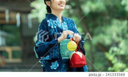 日本の夏・浴衣姿の日本人女性 日本の夏・浴衣姿の日本人女性 141333569