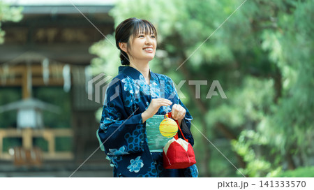 日本の夏・浴衣姿の日本人女性 141333570