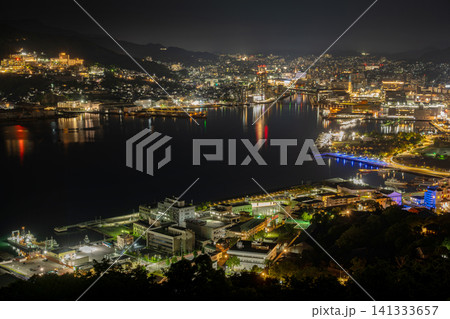 長崎県/ 近すぎる100万ドル夜景「鍋冠山」(鍋冠山公園)から見る長崎市の宝石箱のような美しい夜景 長崎県/ 近すぎる100万ドル夜景「鍋冠山」(鍋冠山公園)から見る長崎市の宝石箱のような美しい夜景 141333657