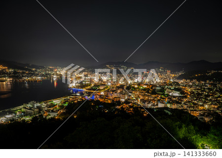 長崎県/ 近すぎる100万ドル夜景「鍋冠山」(鍋冠山公園)から見る長崎市の宝石箱のような美しい夜景 長崎県/ 近すぎる100万ドル夜景「鍋冠山」(鍋冠山公園)から見る長崎市の宝石箱のような美しい夜景 141333660