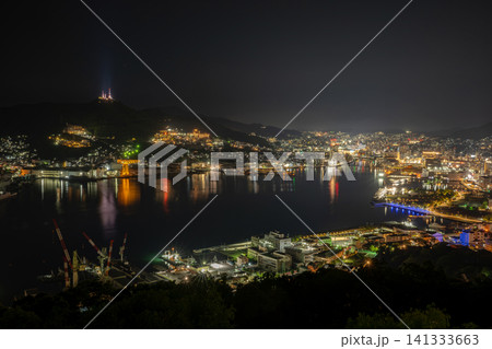 長崎県/ 近すぎる100万ドル夜景「鍋冠山」(鍋冠山公園)から見る長崎市の宝石箱のような美しい夜景 長崎県/ 近すぎる100万ドル夜景「鍋冠山」(鍋冠山公園)から見る長崎市の宝石箱のような美しい夜景 141333663