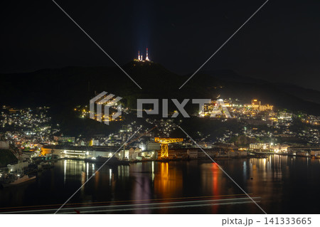 長崎県/ 近すぎる100万ドル夜景「鍋冠山」(鍋冠山公園)から見る長崎市の宝石箱のような美しい夜景 長崎県/ 近すぎる100万ドル夜景「鍋冠山」(鍋冠山公園)から見る長崎市の宝石箱のような美しい夜景 141333665