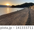 朝陽に染まる静かな海辺 141333711