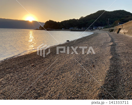 朝陽に染まる静かな海辺 朝陽に染まる静かな海辺 141333711