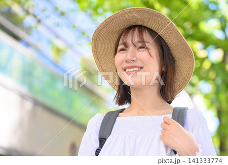 新緑の中、笑顔で歩く女性 新緑の中、笑顔で歩く女性 141333774