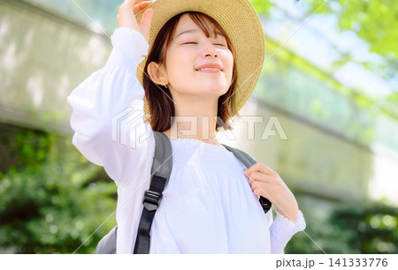 麦わら帽子をかぶって新緑を楽しむ女性 麦わら帽子をかぶって新緑を楽しむ女性 141333776