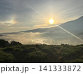 車山高原から望む白樺湖の雲海と幻日(サン・ドッグ) 朝日と夏の高原風景 長野県 車山高原から望む白樺湖の雲海と幻日(サン・ドッグ) 朝日と夏の高原風景 長野県 141333872