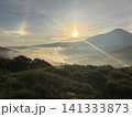車山高原から望む白樺湖の雲海と幻日(サン・ドッグ) 朝日と夏の高原風景 長野県 車山高原から望む白樺湖の雲海と幻日(サン・ドッグ) 朝日と夏の高原風景 長野県 141333873