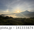 車山高原から望む白樺湖の雲海と幻日(サン・ドッグ) 朝日と夏の高原風景 長野県 車山高原から望む白樺湖の雲海と幻日(サン・ドッグ) 朝日と夏の高原風景 長野県 141333874