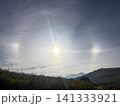 美ヶ原高原に現れた幻日(サン・ドッグ)と日暈(ハロ) 夏のニッコウキスゲと青空 長野県 美ヶ原高原に現れた幻日(サン・ドッグ)と日暈(ハロ) 夏のニッコウキスゲと青空 長野県 141333921