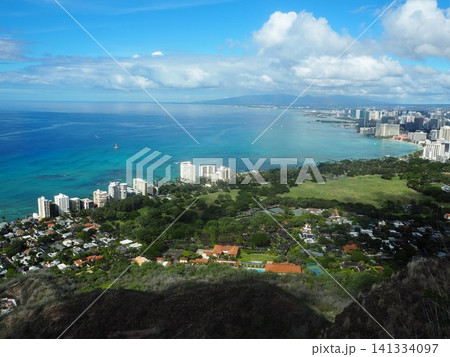 ダイヤモンドヘッド山頂から見下ろすワイキキの街並みと美しい太平洋の絶景 141334097