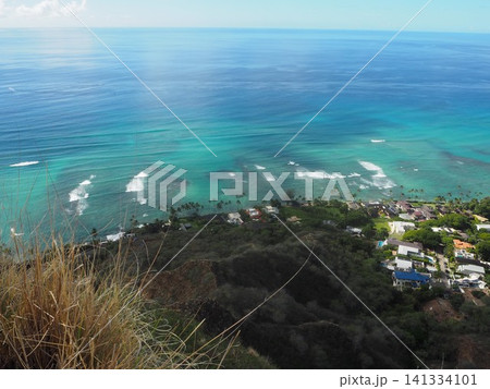 ダイヤモンドヘッド山頂から見下ろすワイキキの街並みと美しい太平洋の絶景 ダイヤモンドヘッド山頂から見下ろすワイキキの街並みと美しい太平洋の絶景 141334101