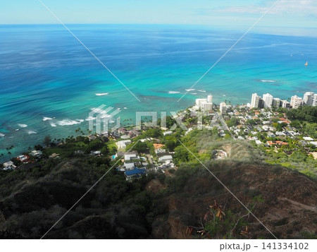 ダイヤモンドヘッド山頂から見下ろすワイキキの街並みと美しい太平洋の絶景 ダイヤモンドヘッド山頂から見下ろすワイキキの街並みと美しい太平洋の絶景 141334102