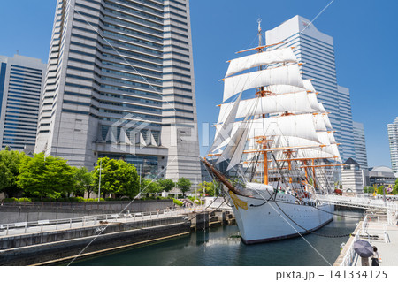 横浜みなとみらいの帆船日本丸と都市風景 141334125
